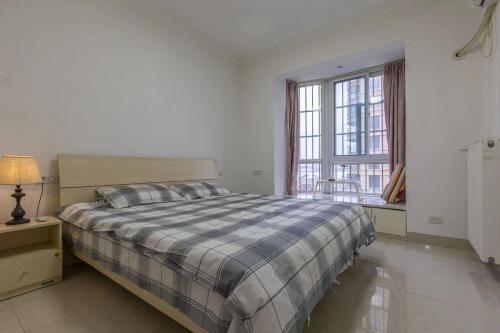 淮南淮南东城国际两居室公寓的白色的卧室设有床和窗户