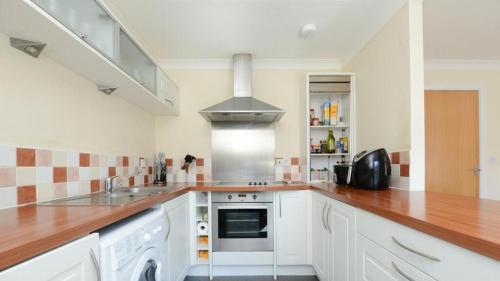 爱丁堡Ferry Gait的厨房配有水槽和炉灶 顶部烤箱
