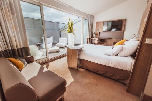 图卢兹威尔逊诺富特图卢兹中心酒店的一间卧室设有一张床和一个大窗户