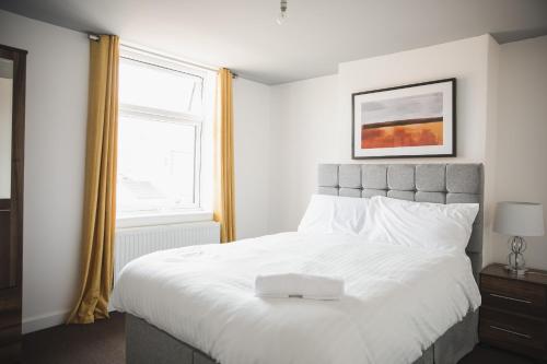 莱斯特Leicester Park House的卧室配有一张大白色床和窗户