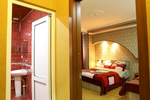 第比利斯DKd大桥酒店的一间卧室配有一张床,浴室设有淋浴。