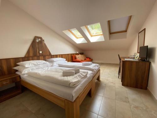 玛塔弗瑞德萨斯托酒店的卧室配有带白色枕头的大床