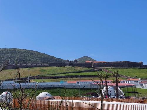 英雄港Charme Apartment Center的享有山丘的景色,上面有火车