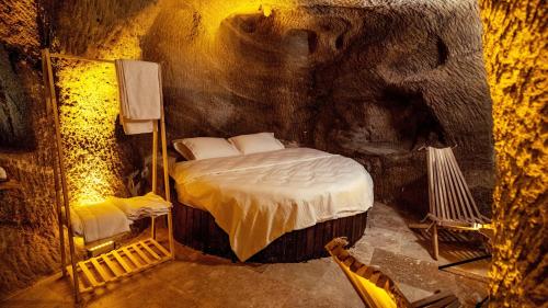 Narcrassula cave kapadokya hotel的洞穴内的一个床位