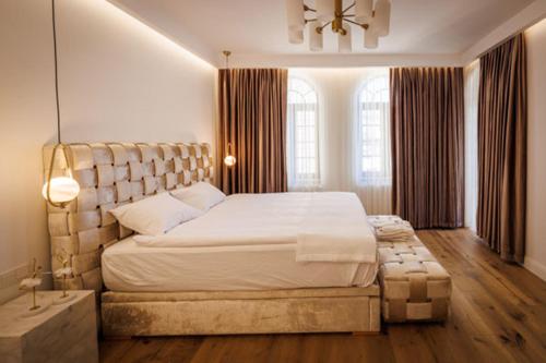 于尔居普Villa Boutique Cappadocia的一间卧室设有一张大床和一个大窗户