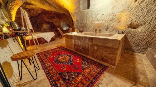 Narcrassula cave kapadokya hotel的一间带水槽和地毯的浴室