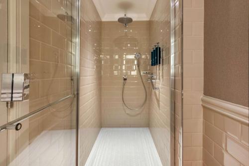 巴拉特Hilton Grand Vacations Club Craigendarroch Suites Scotland的浴室里设有玻璃门淋浴