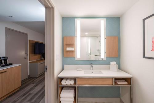 达尼亚滩劳德代尔堡机场-邮轮港希尔顿花园酒店 的一间带水槽和镜子的浴室