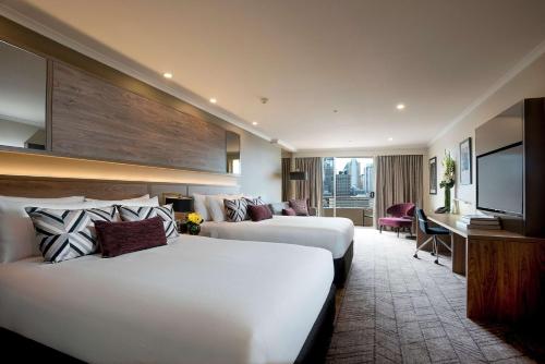 布里斯班布里斯班雷吉斯南岸酒店的酒店客房设有两张床和一台平面电视。