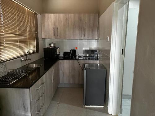 MzuzuChaya accommodation B&B and self catering的厨房配有木制橱柜和台面