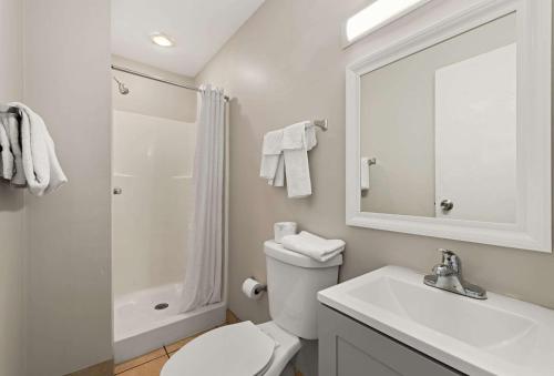 夏洛特Rodeway Inn的白色的浴室设有卫生间和水槽。