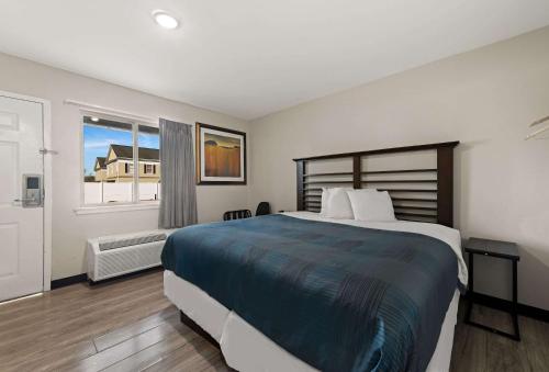 夏洛特Rodeway Inn的一间卧室设有一张大床和一个窗户。