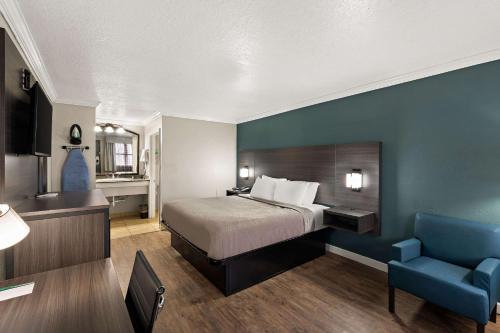 海泉市Quality Inn的酒店客房,设有床铺和蓝色的墙壁
