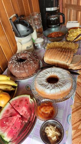 埃尔索韦维奥Cabañas El Mirador的一张桌子上面有很多不同类型的面包
