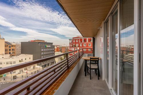 马德里Bright with terrace- 2Bd 2Bth- Salamanca的市景阳台配有桌子