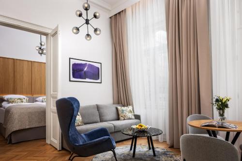 布拉格R16 Residences Prague的客厅配有沙发和1张床
