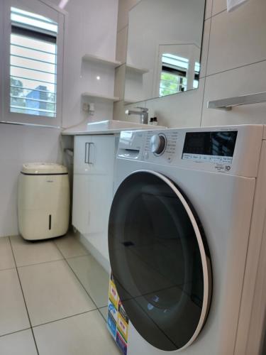 拜伦湾拜伦湾海滨公寓的厨房里配有白色洗衣机