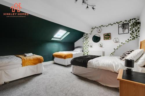 利物浦Spacious 5-Bedroom Oasis with Games Room-Liverpool的一间卧室设有两张床和绿色的墙壁