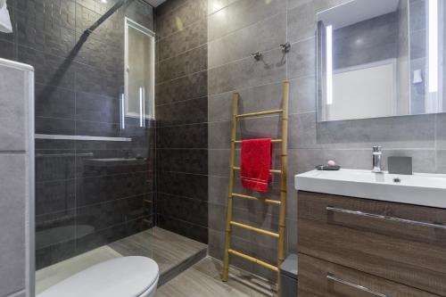 尼斯Dolce vita的带淋浴卫生间和盥洗盆的浴室