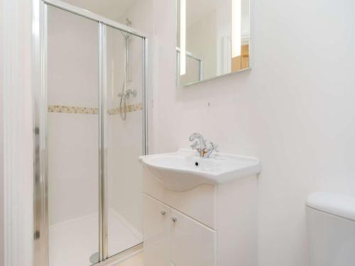 马根波思1 Bed in Newquay 89942的白色的浴室设有水槽和淋浴。