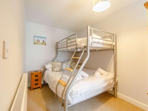 马根波思3 Bed in Newquay 89941的一间卧室设有两张双层床和梯子