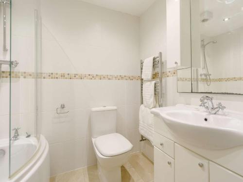 马根波思3 Bed in Newquay 89941的白色的浴室设有卫生间和水槽。