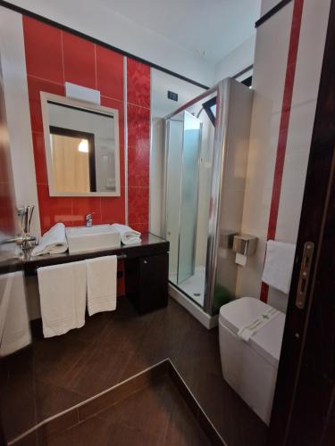巴科利Boteco B&B的一间带水槽、卫生间和镜子的浴室