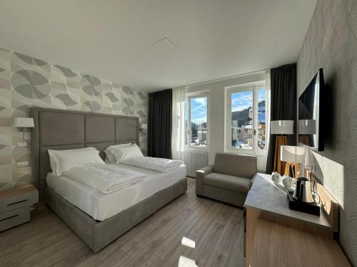 摩德纳迪-坎皮格里奥玫瑰园酒店的一间卧室配有一张床、一张沙发和一把椅子