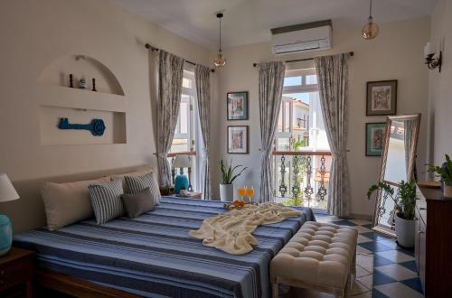 瓦加托LohonoStays Villa Aurelia E的一间卧室配有一张大床、一张沙发和窗户。