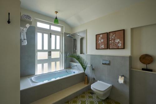 瓦加托LohonoStays Villa Aurelia E的带浴缸、卫生间和盥洗盆的浴室