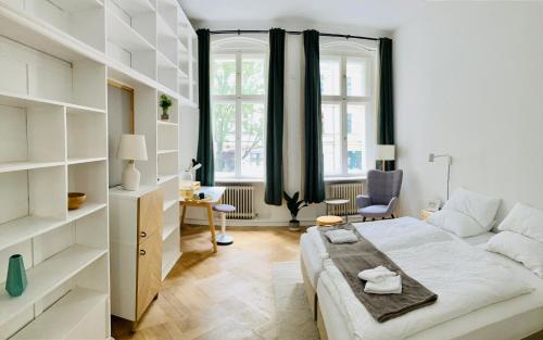 柏林Serviced Room im Herzen Berlin‘s的白色卧室配有床和沙发