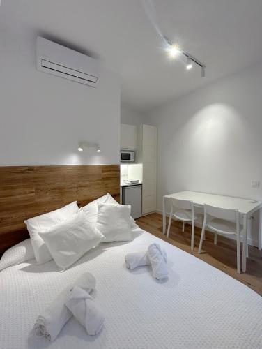 特拉萨SD Habitación céntrica con baño y minicocina的一间卧室配有一张带白色毛巾的床