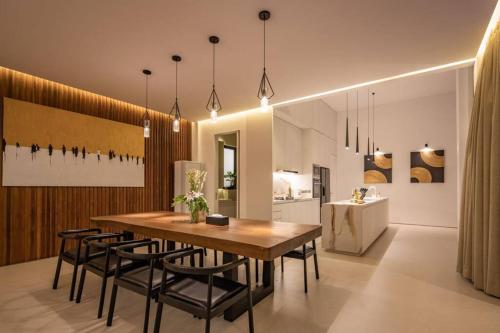勒吉安NEW Luxury 3BR, Jacuzzi Rooftop Rice Field, Staff的厨房以及带木桌和椅子的用餐室。