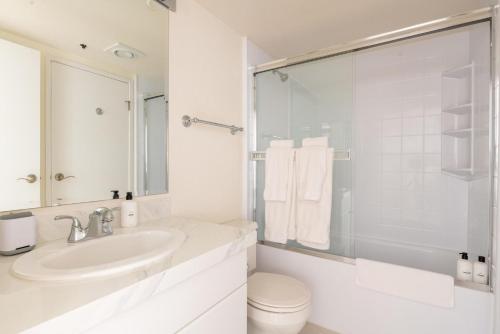 旧金山South Beach 1br across the street from SF bay SFO-1661的白色的浴室设有水槽和卫生间。