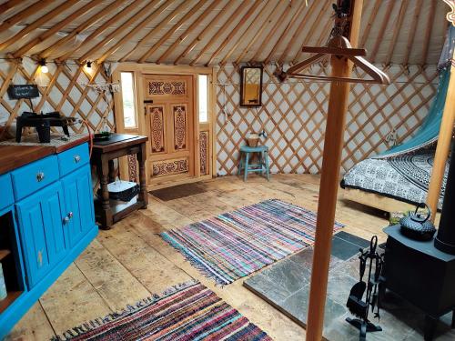 多尔盖罗Pandy Farm Yurt - Panoramic mountain views within Snowdonia's National Park - 4x4 recommended的蒙古包内带一张床和一张书桌的房间