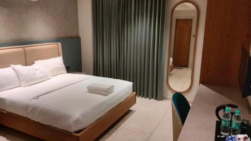 班加罗尔Livi Suites - Premium 1 BHK Serviced Apartments的一间卧室配有一张床和一面大镜子