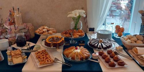 格拉多Hotel Villa Bernt的餐桌上摆放着各种糕点和甜点