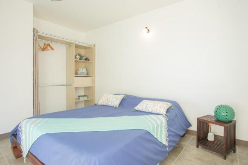 圣勒Leu Jardin的一间卧室配有一张带蓝色毯子的床