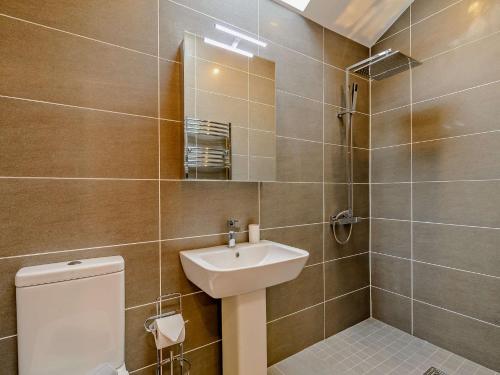 索厄比布里奇1 Bed in Sowerby Bridge 90213的一间带水槽、卫生间和镜子的浴室