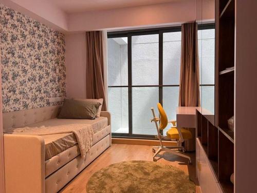 胡鲁马累Luxurious 3-Bedroom in Hulhumalé的带沙发和窗户的客厅