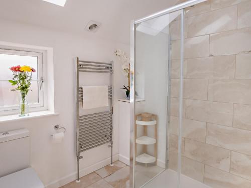 新港4 Bed in Newport 90249的带淋浴的浴室和玻璃门
