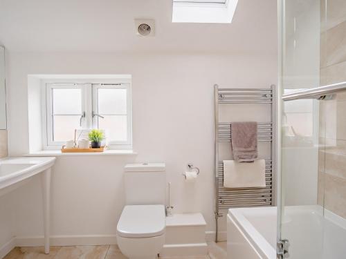 新港4 Bed in Newport 90251的白色的浴室设有卫生间和淋浴。