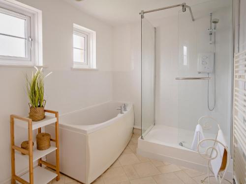 新港2 Bed in Newport 90247的白色的浴室设有浴缸和淋浴。