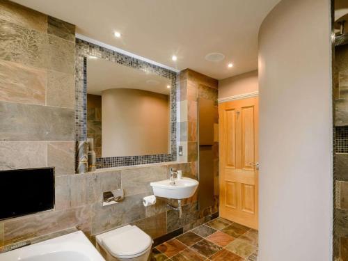 索厄比布里奇3 Bed in Halifax 90209的一间带水槽、卫生间和镜子的浴室
