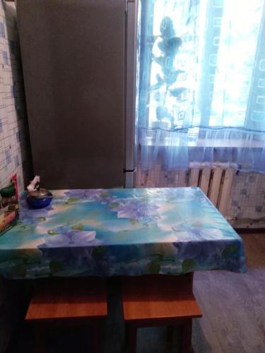(( Turksib ))2- ух комнатная квартира的上面有蓝色桌布的桌子