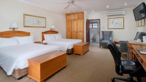 波罗瓜尼波罗克瓦尼牧场度假村万豪普罗蒂亚酒店的酒店客房配有两张床和一张书桌