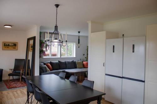 博伦厄Lantlig och lyxig lägenhet的客厅配有桌子和沙发