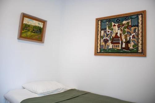 博伦厄Lantlig och lyxig lägenhet的挂在床边墙上的照片