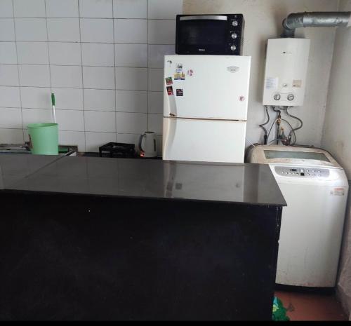 维纳德马Casa yeici的厨房配有冰箱和洗衣机。
