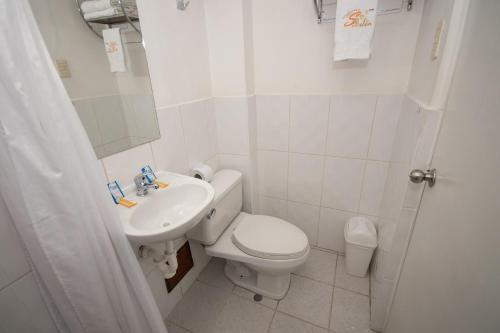 卡哈马卡索尔德贝乐恩卡亚玛尔卡酒店的白色的浴室设有卫生间和水槽。